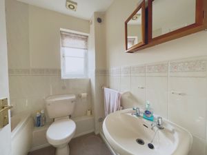 Main Bathroom- click for photo gallery